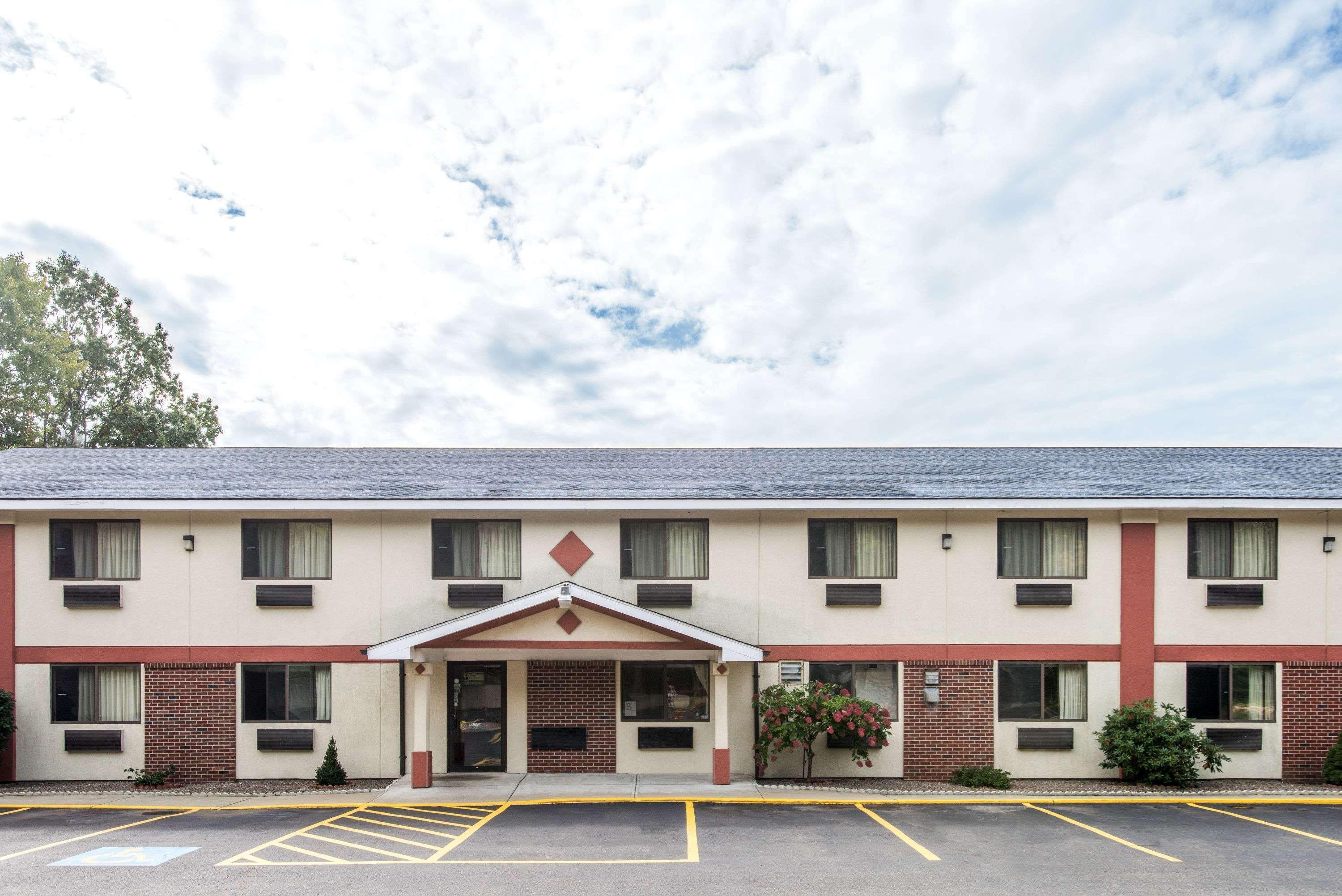 Super 8 By Wyndham Gardner Hotel Exterior foto